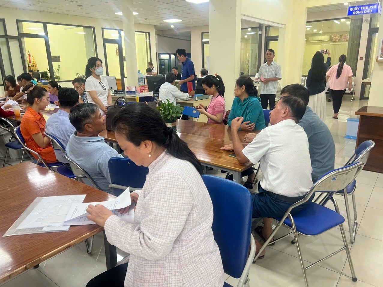 Phòng công chứng quận 9, Hóc Môn, Nhơn Trạch “đông nghịt” người, hồ sơ tăng đột biến- Ảnh 6.