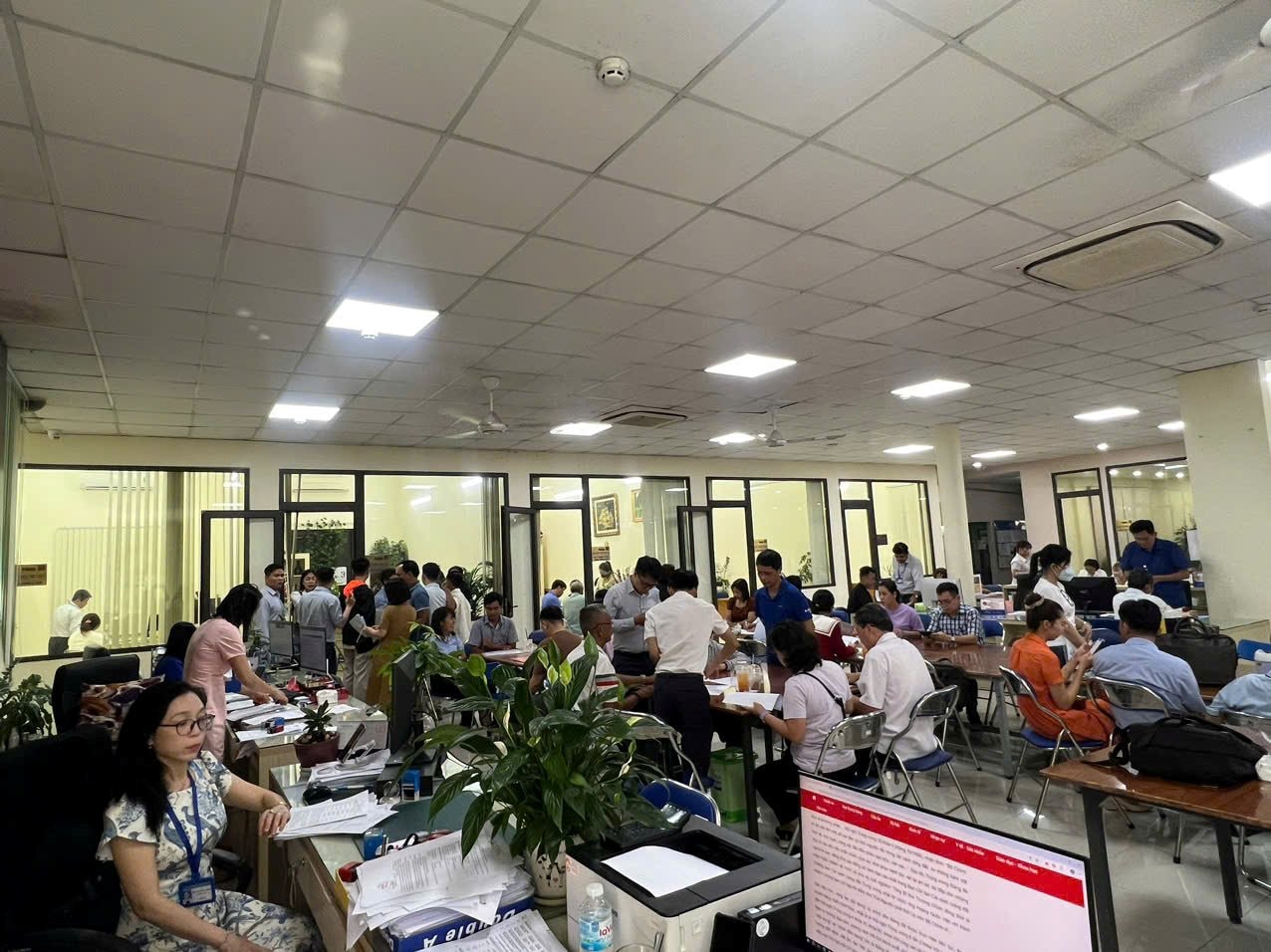 Phòng công chứng quận 9, Hóc Môn, Nhơn Trạch “đông nghịt” người, hồ sơ tăng đột biến- Ảnh 7.