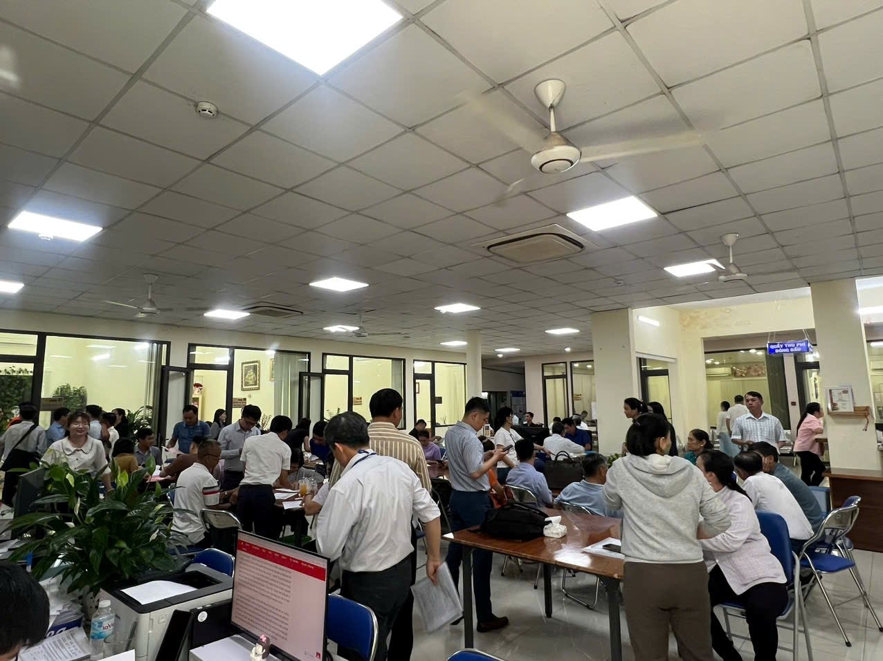 Phòng công chứng quận 9, Hóc Môn, Nhơn Trạch “đông nghịt” người, hồ sơ tăng đột biến- Ảnh 8.