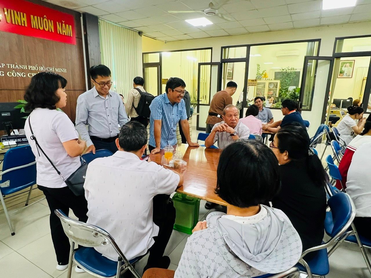 Phòng công chứng quận 9, Hóc Môn, Nhơn Trạch “đông nghịt” người, hồ sơ tăng đột biến- Ảnh 13.