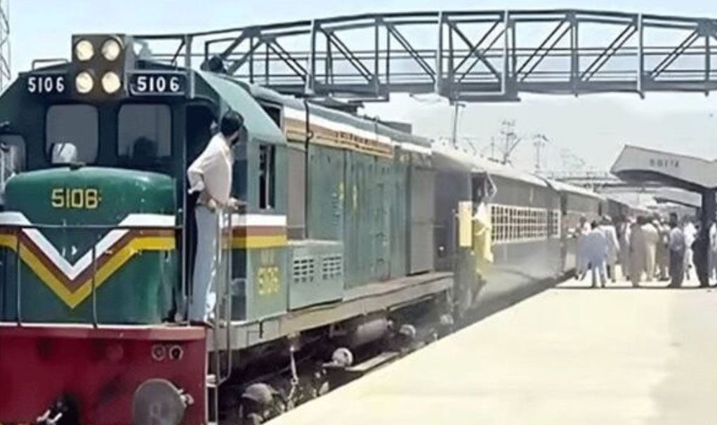 Cướp tàu hỏa như phim hành động, 450 hành khách bị bắt làm con tin- Ảnh 1. Cướp tàu hỏa như phim hành động, 450 hành khách bị bắt làm con tin- Ảnh 1.