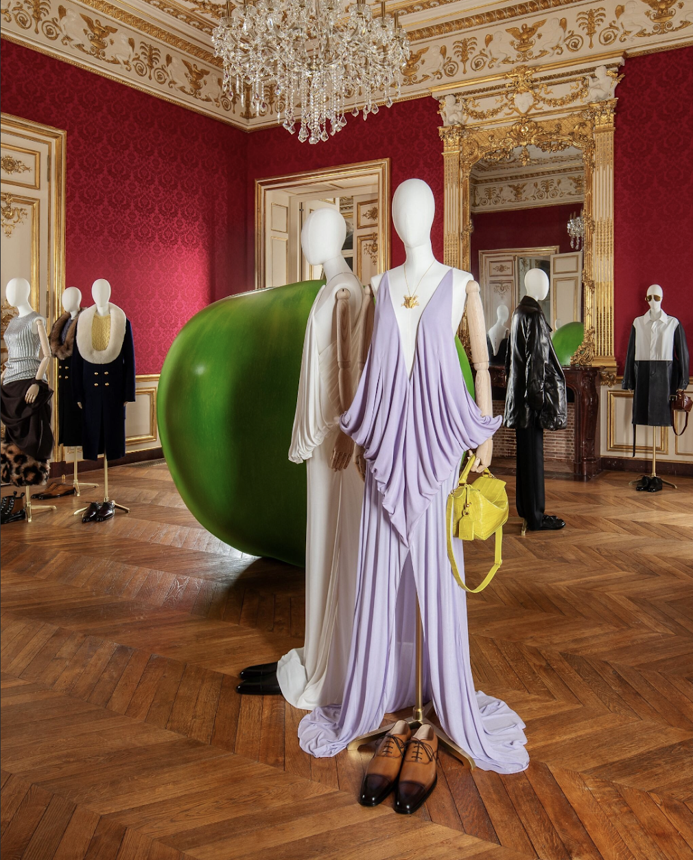 LOEWE biến không gian lịch sử Hôtel de Maisons tại Paris thành một triển lãm thời trang sống động, dàn đại sứ toàn ‘đỉnh lưu’- Ảnh 10.