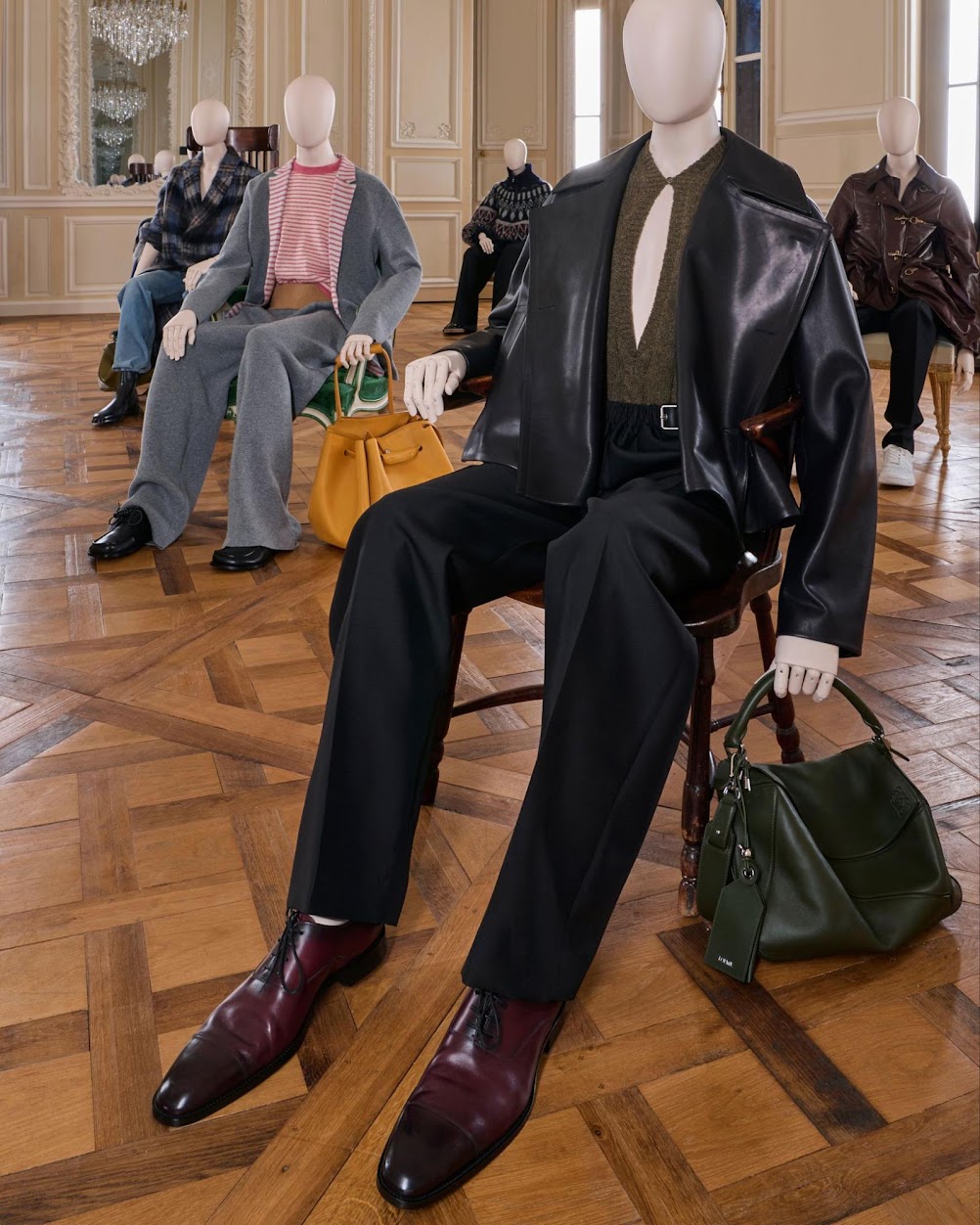 LOEWE biến không gian lịch sử Hôtel de Maisons tại Paris thành một triển lãm thời trang sống động, dàn đại sứ toàn ‘đỉnh lưu’- Ảnh 8.