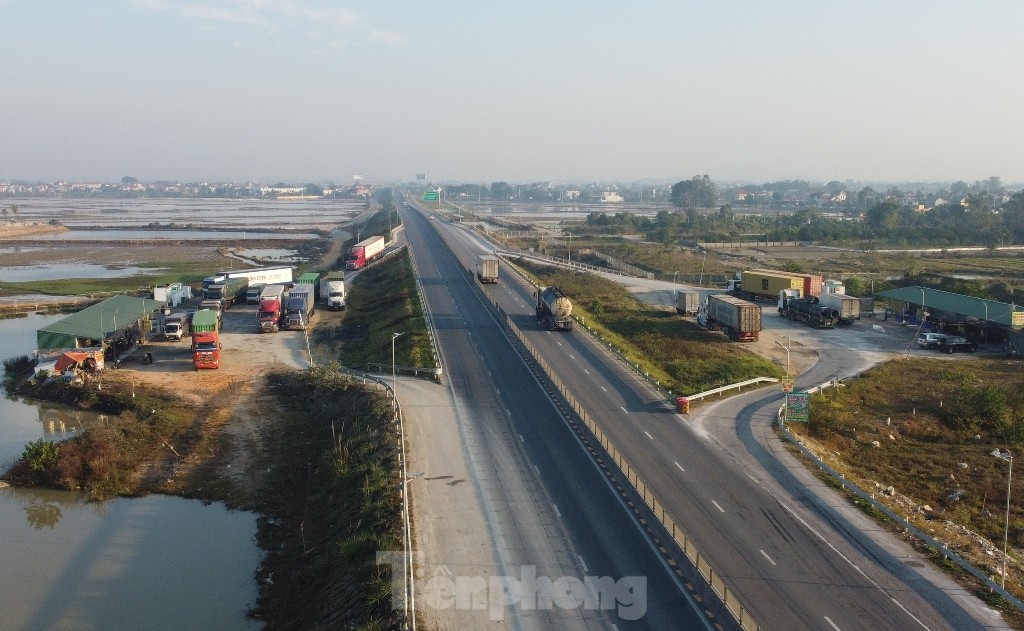 Trạm dừng nghỉ tạm quá tải, xe phải xếp hàng trên cao tốc chờ đến lượt- Ảnh 1.