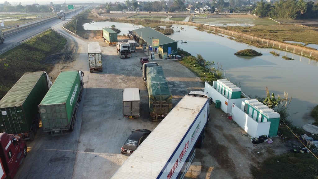 Trạm dừng nghỉ tạm quá tải, xe phải xếp hàng trên cao tốc chờ đến lượt- Ảnh 2.