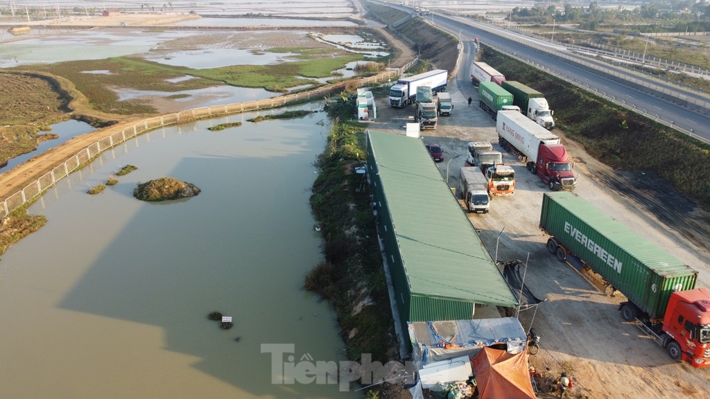 Trạm dừng nghỉ tạm quá tải, xe phải xếp hàng trên cao tốc chờ đến lượt- Ảnh 3.