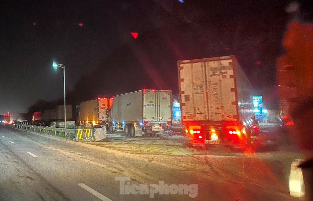 Trạm dừng nghỉ tạm quá tải, xe phải xếp hàng trên cao tốc chờ đến lượt- Ảnh 4.