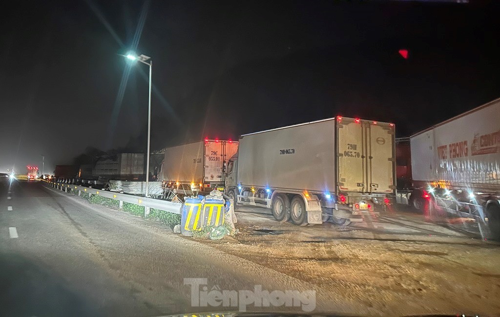 Trạm dừng nghỉ tạm quá tải, xe phải xếp hàng trên cao tốc chờ đến lượt- Ảnh 5.