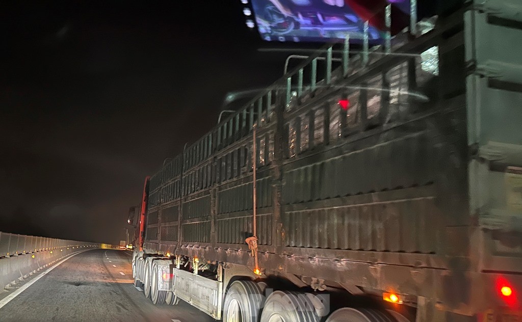 Trạm dừng nghỉ tạm quá tải, xe phải xếp hàng trên cao tốc chờ đến lượt- Ảnh 6.