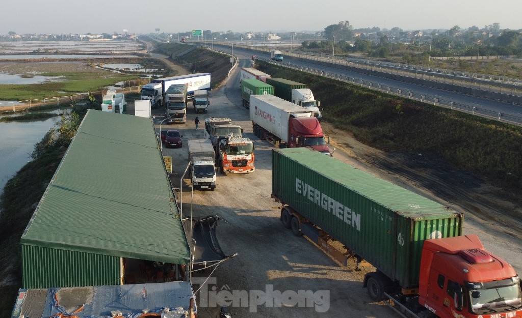 Trạm dừng nghỉ tạm quá tải, xe phải xếp hàng trên cao tốc chờ đến lượt- Ảnh 7.