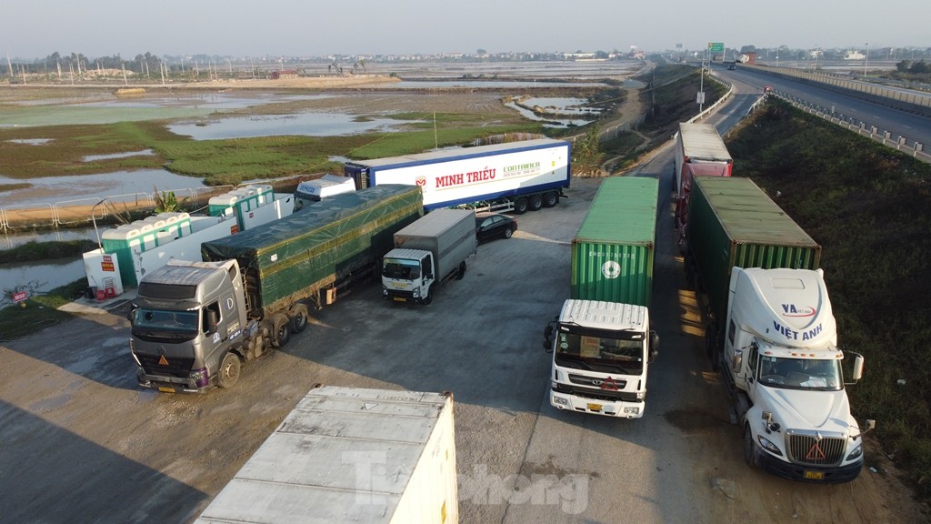 Trạm dừng nghỉ tạm quá tải, xe phải xếp hàng trên cao tốc chờ đến lượt- Ảnh 8.