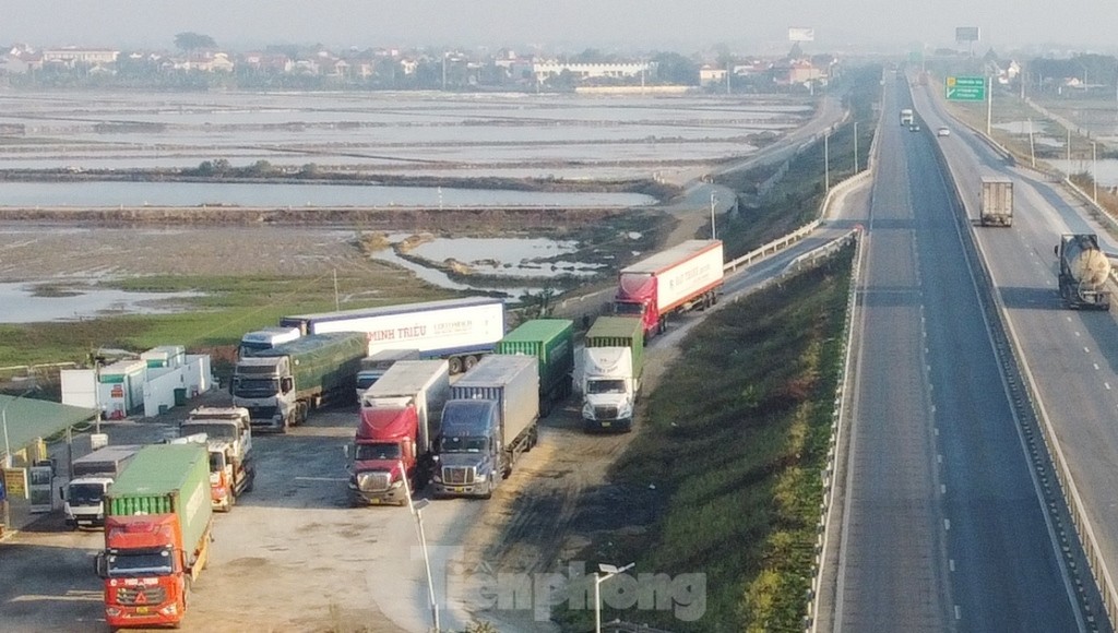 Trạm dừng nghỉ tạm quá tải, xe phải xếp hàng trên cao tốc chờ đến lượt- Ảnh 9.