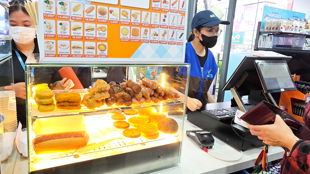 GS25 đổ bộ Hà Nội: Có gì hot tại chuỗi cửa hàng tiện lợi Hàn Quốc khiến genZ đội mưa đi trải nghiệm?- Ảnh 9.