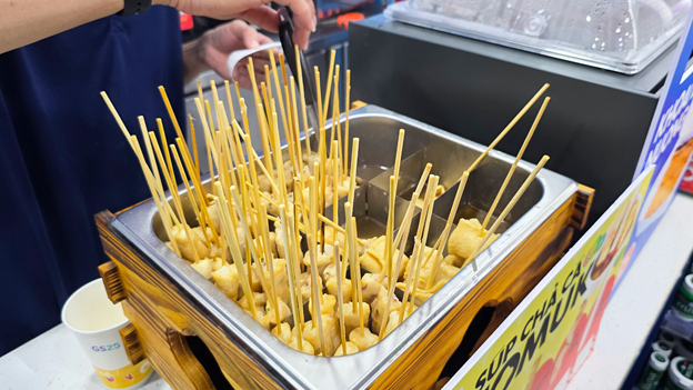 GS25 đổ bộ Hà Nội: Có gì hot tại chuỗi cửa hàng tiện lợi Hàn Quốc khiến genZ đội mưa đi trải nghiệm?- Ảnh 10.