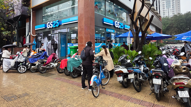 GS25 đổ bộ Hà Nội: Có gì hot tại chuỗi cửa hàng tiện lợi Hàn Quốc khiến genZ đội mưa đi trải nghiệm?- Ảnh 2.
