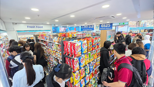 GS25 đổ bộ Hà Nội: Có gì hot tại chuỗi cửa hàng tiện lợi Hàn Quốc khiến genZ đội mưa đi trải nghiệm?- Ảnh 4.