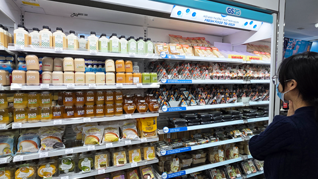 GS25 đổ bộ Hà Nội: Có gì hot tại chuỗi cửa hàng tiện lợi Hàn Quốc khiến genZ đội mưa đi trải nghiệm?- Ảnh 8.