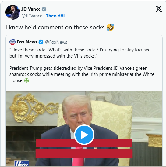 Đang họp ở Phòng Bầu dục, Tổng thống Trump bị phân tâm bởi 1 thứ ở chân "phó tướng": Chuyện gì đã xảy ra?- Ảnh 1. Đang họp ở Phòng Bầu dục, Tổng thống Trump bị phân tâm bởi 1 thứ ở chân "phó tướng": Chuyện gì đã xảy ra?- Ảnh 1.