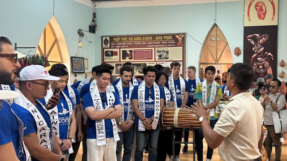 Xe chở 5 du khách Hàn Quốc bị lật khi xuống dốc- Ảnh 2.