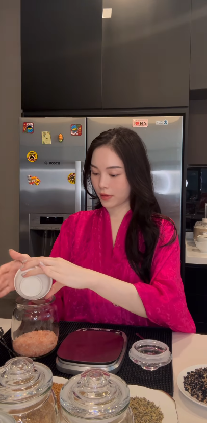 Bố chồng tỷ phú gửi cho con dâu gốc Hà Nội 1 thứ quý giá, đem khoe lập tức được hỏi cách dùng- Ảnh 4. Bố chồng tỷ phú gửi cho con dâu gốc Hà Nội 1 thứ quý giá, đem khoe lập tức được hỏi cách dùng- Ảnh 4.