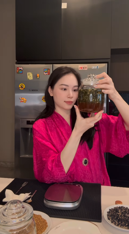 Bố chồng tỷ phú gửi cho con dâu gốc Hà Nội 1 thứ quý giá, đem khoe lập tức được hỏi cách dùng- Ảnh 2. Bố chồng tỷ phú gửi cho con dâu gốc Hà Nội 1 thứ quý giá, đem khoe lập tức được hỏi cách dùng- Ảnh 2.