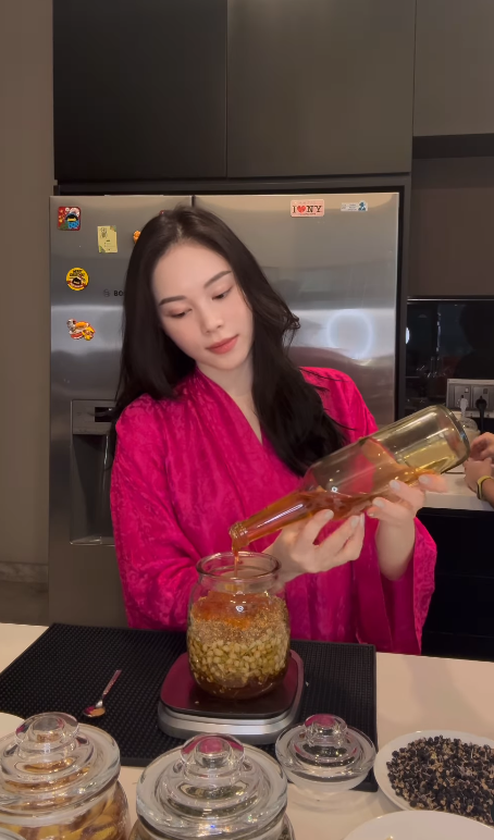 Bố chồng tỷ phú gửi cho con dâu gốc Hà Nội 1 thứ quý giá, đem khoe lập tức được hỏi cách dùng- Ảnh 3. Bố chồng tỷ phú gửi cho con dâu gốc Hà Nội 1 thứ quý giá, đem khoe lập tức được hỏi cách dùng- Ảnh 3.