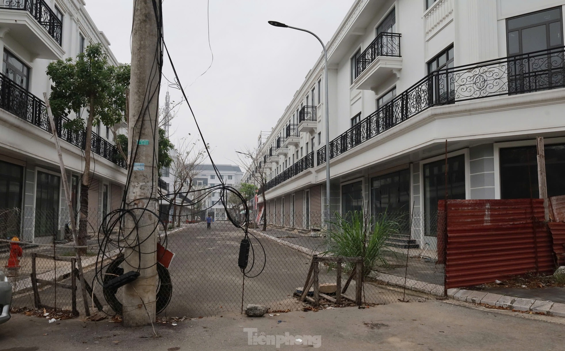 Khung cảnh hoang lạnh của hàng trăm biệt thự trên ‘đất vàng’ ở TP Hoà Bình- Ảnh 2.