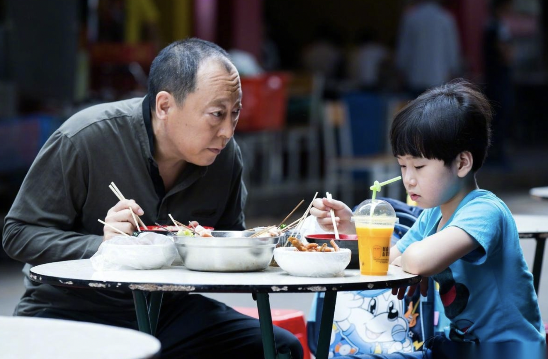 Bé gái 4 tuổi đi học về nói: "Có người đi sau con", mẹ âm thầm theo dõi, phát hiện sự thật thì bật khóc nức nở- Ảnh 1. Bé gái 4 tuổi đi học về nói: "Có người đi sau con", mẹ âm thầm theo dõi, phát hiện sự thật thì bật khóc nức nở- Ảnh 1.