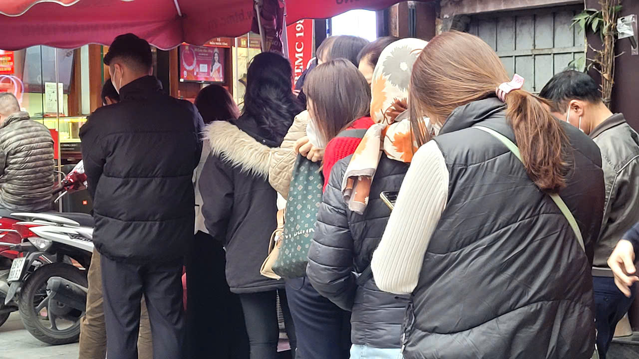 "Cò mồi" chực chờ bên ngoài tiệm vàng chờ mua lại- Ảnh 1. "Cò mồi" chực chờ bên ngoài tiệm vàng chờ mua lại- Ảnh 1.