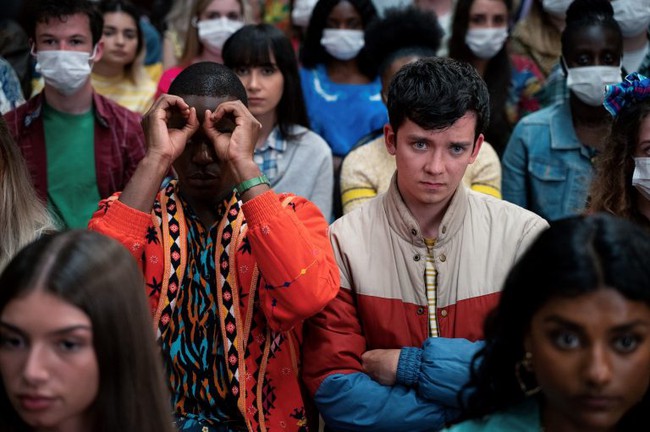 Xem phim "Sex Education", người đàn ông cứng rắn như tôi cũng phải đỏ hoe mắt: Thương con nhưng khiến con xa lánh bố- Ảnh 1.