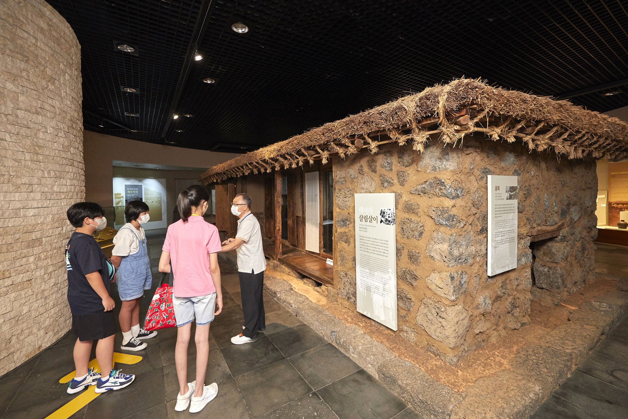 Hải nữ là nghề gì mà khiến IU "khóc rống", nằng nặc không cho con gái theo trong "Khi cuộc đời cho bạn quả quýt"?- Ảnh 11.