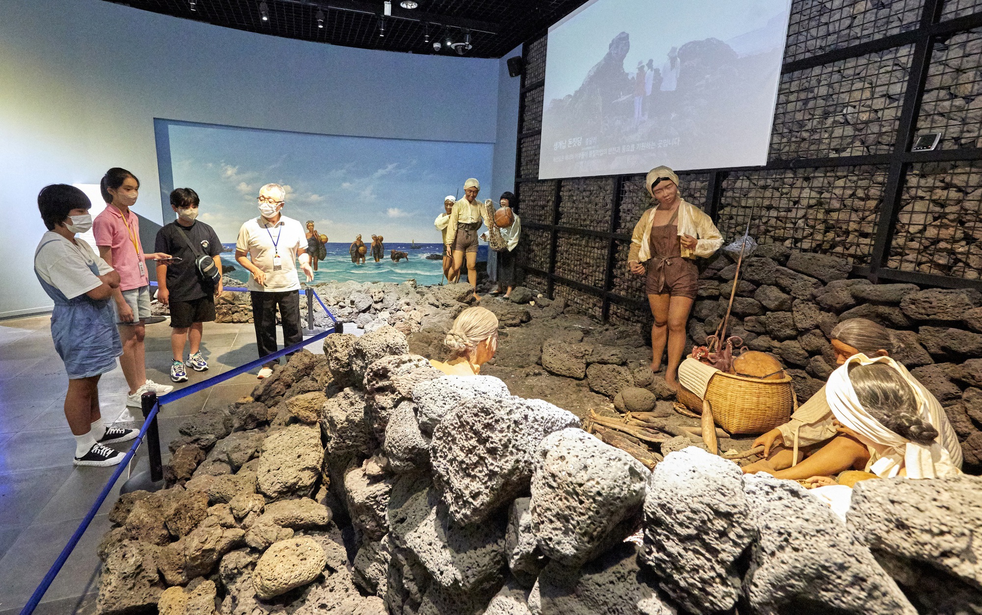 Hải nữ là nghề gì mà khiến IU "khóc rống", nằng nặc không cho con gái theo trong "Khi cuộc đời cho bạn quả quýt"?- Ảnh 13.