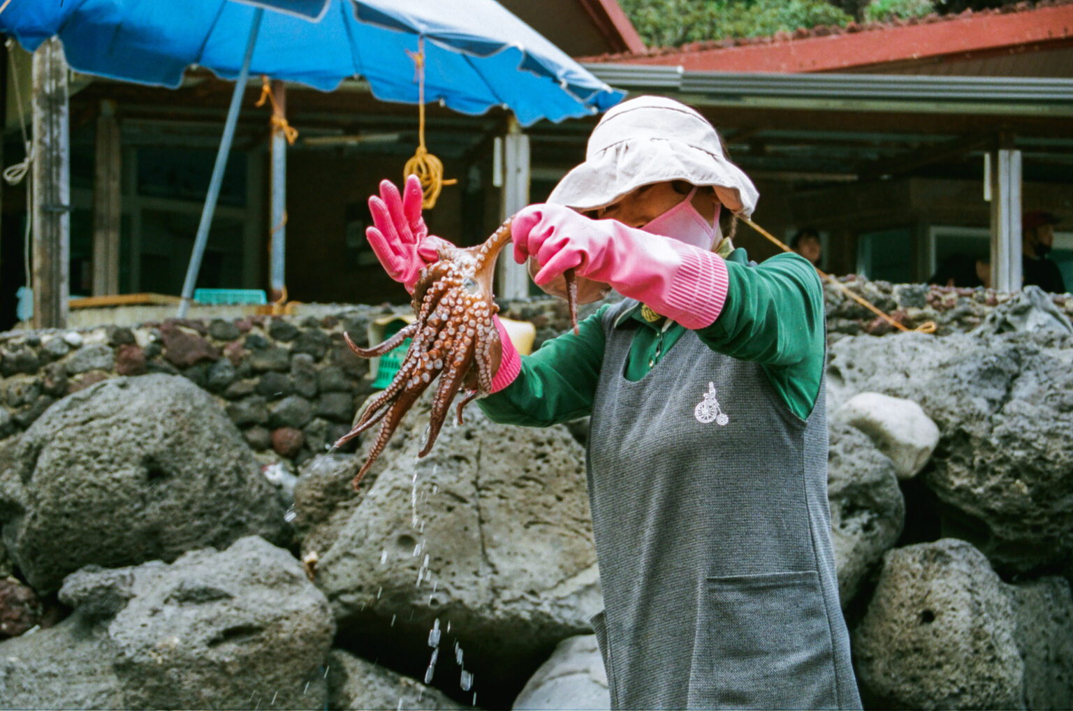 Hải nữ là nghề gì mà khiến IU "khóc rống", nằng nặc không cho con gái theo trong "Khi cuộc đời cho bạn quả quýt"?- Ảnh 6.