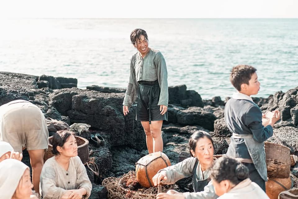 Hải nữ là nghề gì mà khiến IU "khóc rống", nằng nặc không cho con gái theo trong "Khi cuộc đời cho bạn quả quýt"?- Ảnh 10.