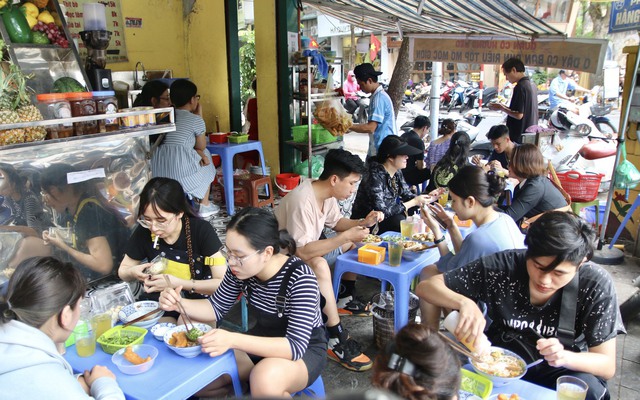 100 người Việt thì 97 người ăn sáng, nhưng phần lớn chỉ ăn từ 10.000-30.000 đồng cho 'qua bữa'- Ảnh 1. 100 người Việt thì 97 người ăn sáng, nhưng phần lớn chỉ ăn từ 10.000-30.000 đồng cho 'qua bữa'- Ảnh 1.