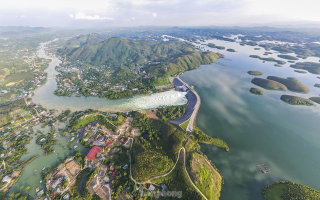 Nơi hiếm hoi trên Bản đồ Việt Nam 1976: Không lưu tên khi tách tỉnh, nay ‘cõng’ công trình 2 kỷ lục thế giới- Ảnh 7. Nơi hiếm hoi trên Bản đồ Việt Nam 1976: Không lưu tên khi tách tỉnh, nay ‘cõng’ công trình 2 kỷ lục thế giới- Ảnh 7.