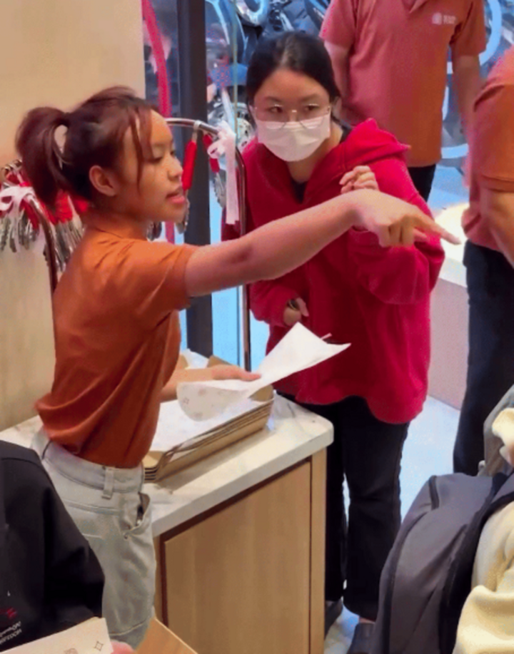 Con gái Việt Hương ở biệt thự 300 tỷ, làm nhân viên bán hàng- Ảnh 1.