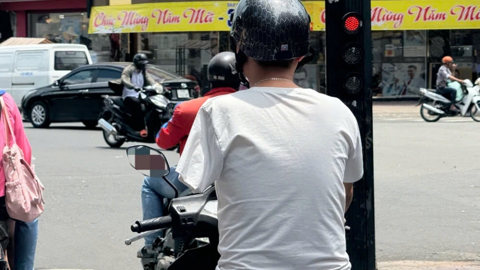 Điều khiển xe để đẩy xe của người khác có bị phạt?- Ảnh 2.