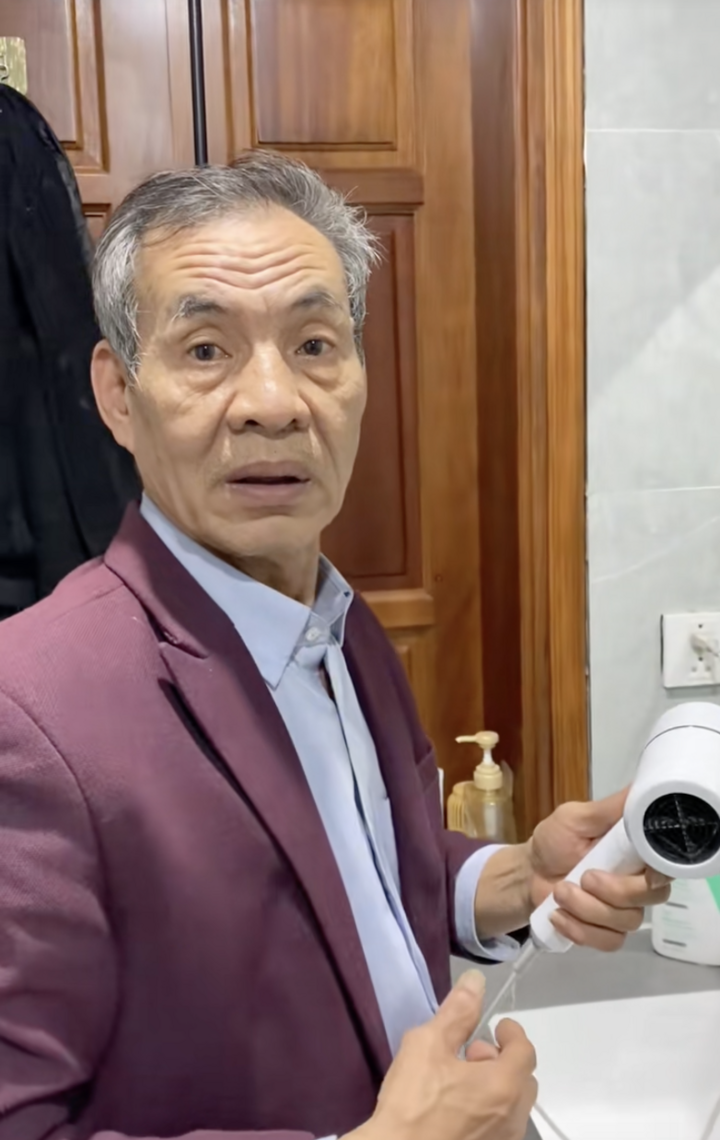 Kể 'kiếp nạn nghỉ hưu', ông lão Hà Nội trở thành 'idol' trên TikTok- Ảnh 2.