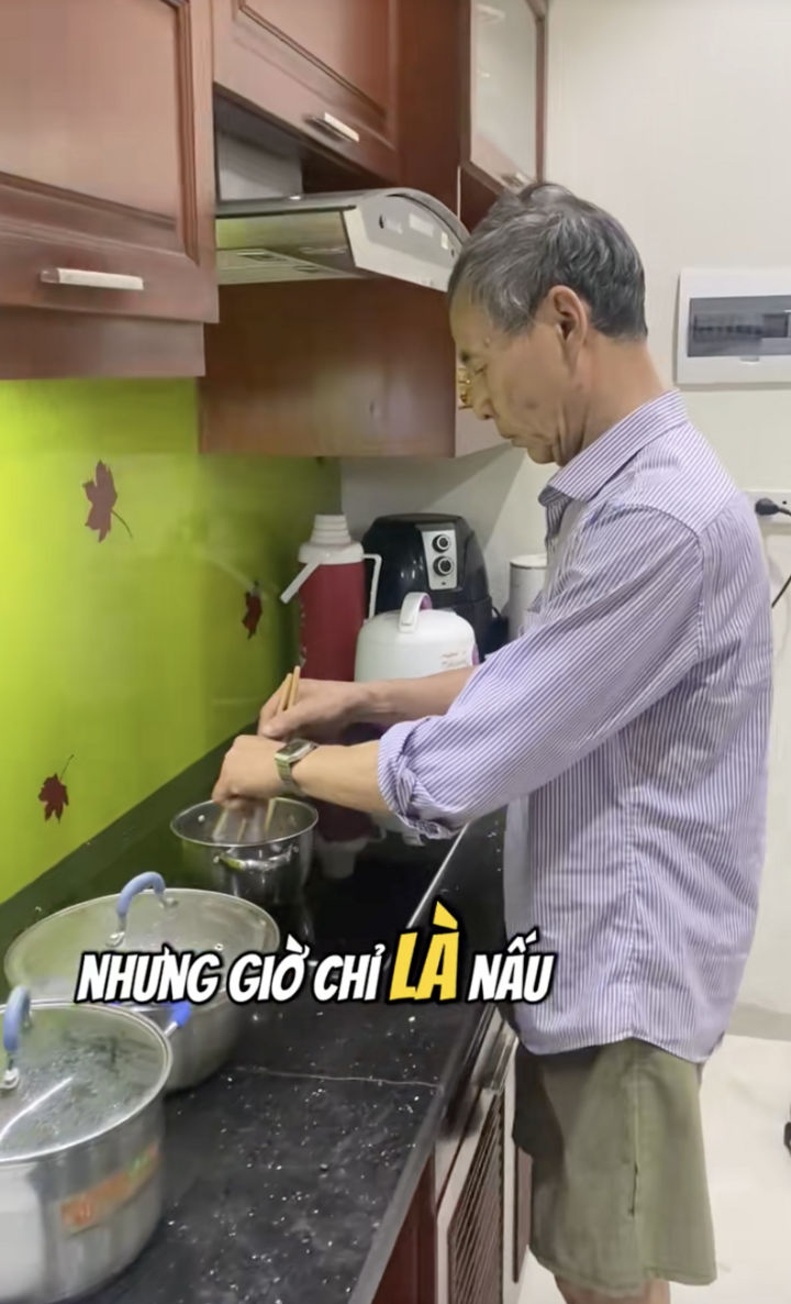 Kể 'kiếp nạn nghỉ hưu', ông lão Hà Nội trở thành 'idol' trên TikTok- Ảnh 4.