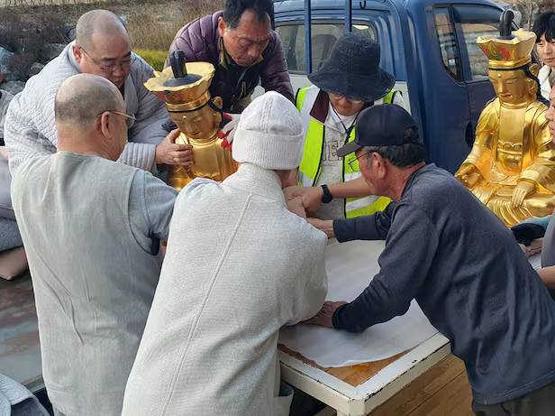 Nhà sư rơi nước mắt trước tro tàn của ngôi chùa 1300 tuổi: Nhà sư rơi nước mắt trước tro tàn của ngôi chùa 1300 tuổi: