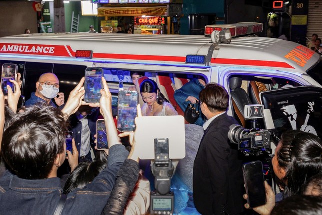 Đoàn phim dùng xe cứu thương chở NSƯT Đại Nghĩa, Ngân Quỳnh đến sự kiện, công an vào cuộc- Ảnh 1.