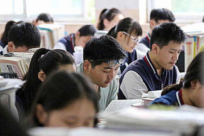 Vượt kỳ thi khốc liệt nhất thế giới, thần đồng 15 tuổi đỗ ĐH top 1 nhưng 4 năm sau học lại cấp 3, bị chỉ trích thất bại vẫn hài lòng- Ảnh 3. Vượt kỳ thi khốc liệt nhất thế giới, thần đồng 15 tuổi đỗ ĐH top 1 nhưng 4 năm sau học lại cấp 3, bị chỉ trích thất bại vẫn hài lòng- Ảnh 3.