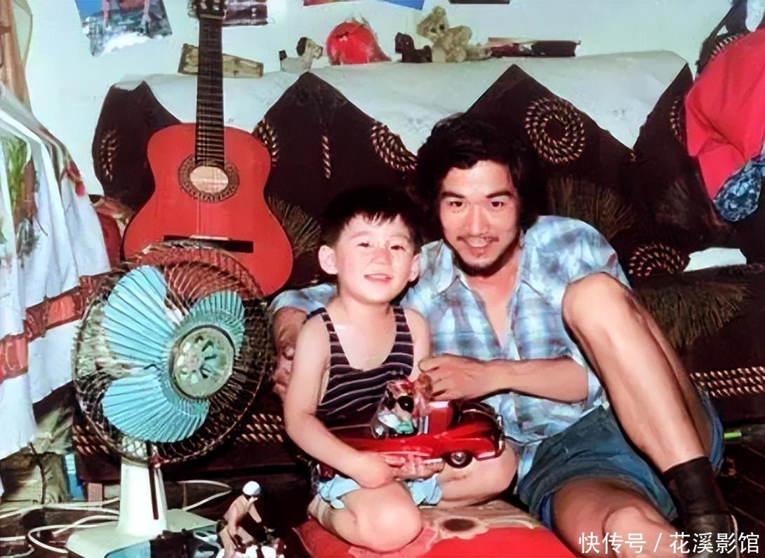"Con trai Càn Long": Gã quý tử ngỗ ngược của showbiz bị "đuổi" khỏi quê hương, 42 tuổi vẫn sống nhờ tiền chu cấp của bố- Ảnh 1. "Con trai Càn Long": Gã quý tử ngỗ ngược của showbiz bị "đuổi" khỏi quê hương, 42 tuổi vẫn sống nhờ tiền chu cấp của bố- Ảnh 1.