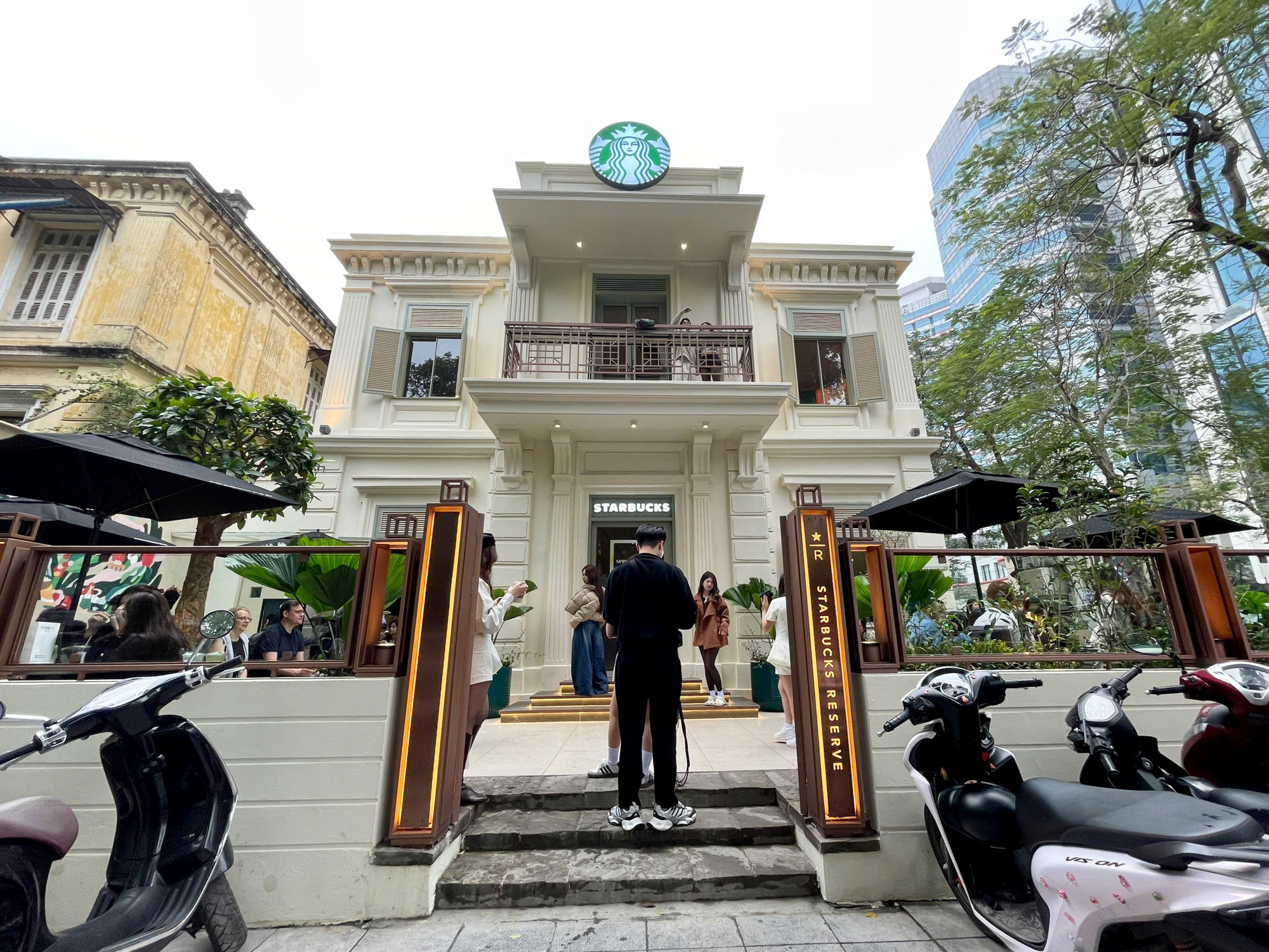 Starbucks mở cửa hàng Reserve Mixology đầu tiên tại Việt Nam, rộng 600m2 gần hồ Gươm, giá thuê mặt bằng không dưới vài trăm triệu đồng/tháng- Ảnh 2.