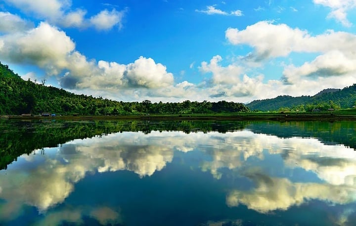 Đến Hà Giang ngắm hồ Noong - chốn 'bồng lai' giữa cao nguyên đá- Ảnh 2. Đến Hà Giang ngắm hồ Noong - chốn 'bồng lai' giữa cao nguyên đá- Ảnh 2.