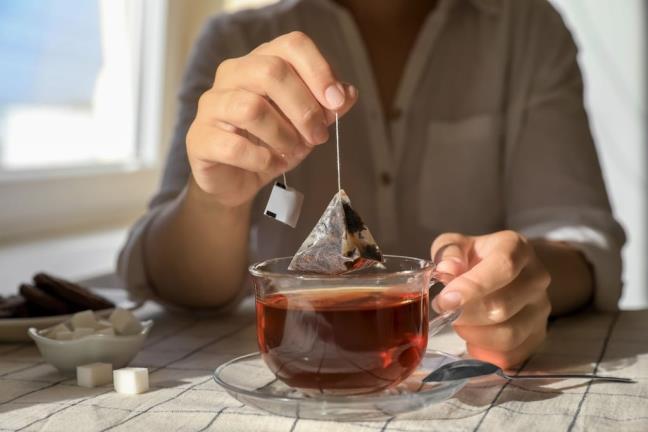 Loại nước uống có chứa hàng tỷ hạt vi nhựa: Người Việt rất mê, đang uống hằng ngày- Ảnh 1. Loại nước uống có chứa hàng tỷ hạt vi nhựa: Người Việt rất mê, đang uống hằng ngày- Ảnh 1.
