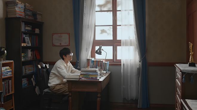 Một thế hệ "những đứa trẻ vàng" đang lặng lẽ chịu tổn thương - Họ không bị đánh mắng, nhưng vẫn mang đầy vết thương lòng- Ảnh 1.