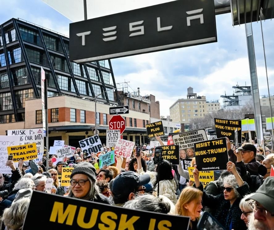 Thời tàn của Tesla: Bị đồng loạt tẩy chay, dân biểu tình kêu gào bán cổ phiếu vì căm ghét Elon Musk- Ảnh 3.