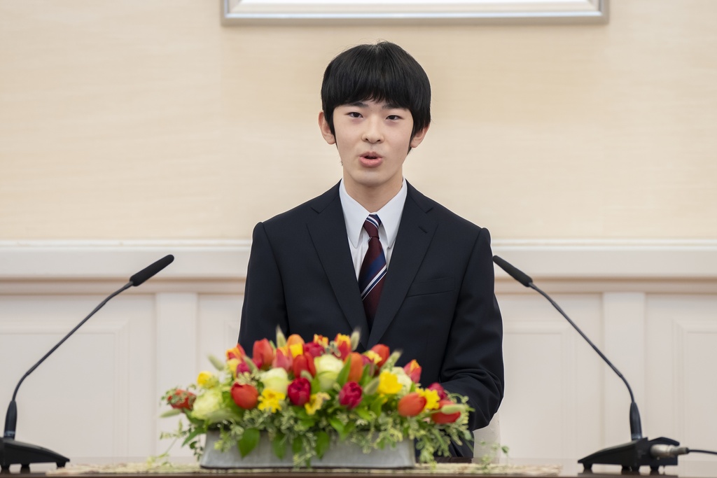 Hoàng tử Nhật Bản Hisahito lần đầu ra mắt báo giới- Ảnh 1.